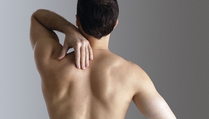 Болит спина в области позвоночника между лопатками – причины, лечение